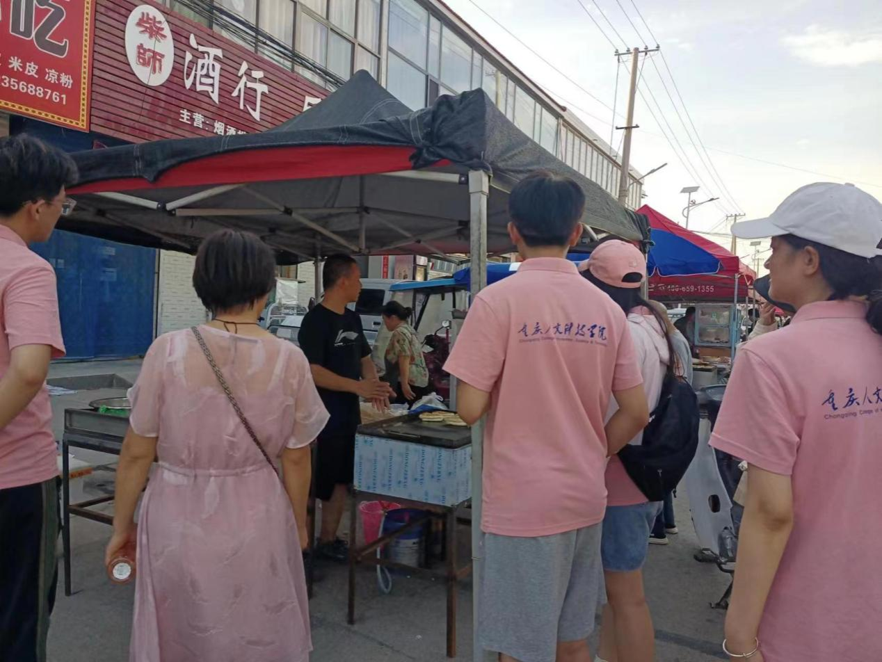 图1 图为促进团成员参观畖底镇大集了解当地饮食文化 中国青年网通讯员 彭梦秋摄.png